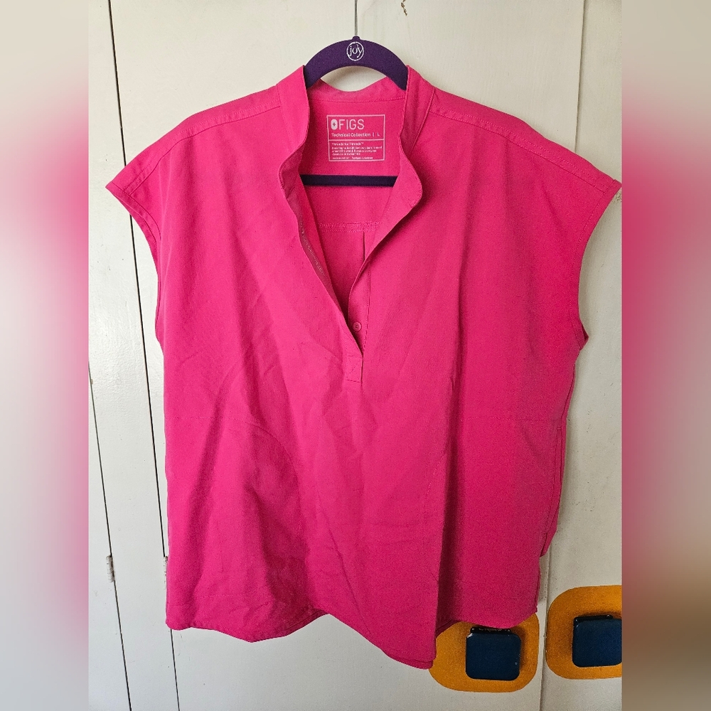 Figs scrub top